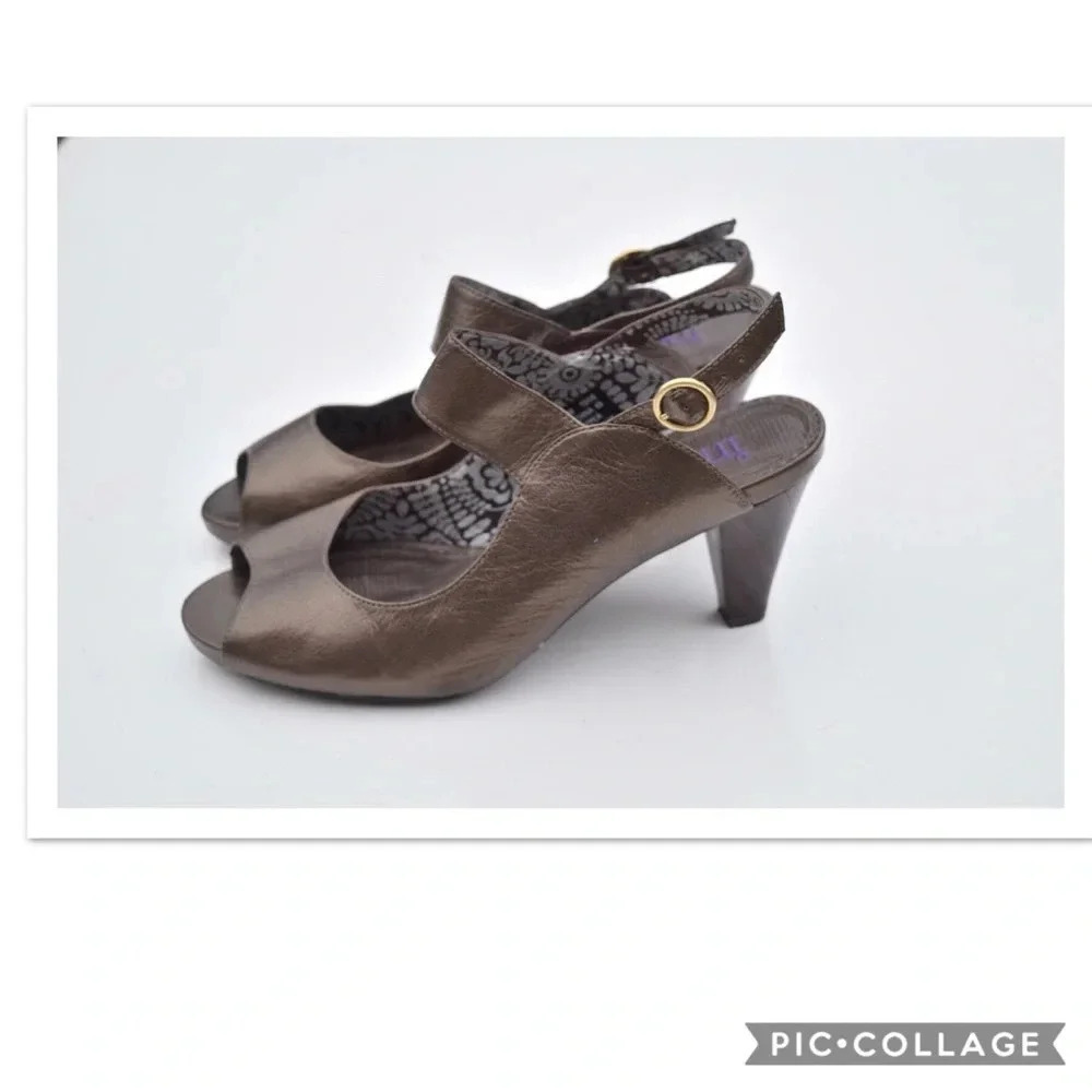 NWOT Clarks Indigo peep toe pumps